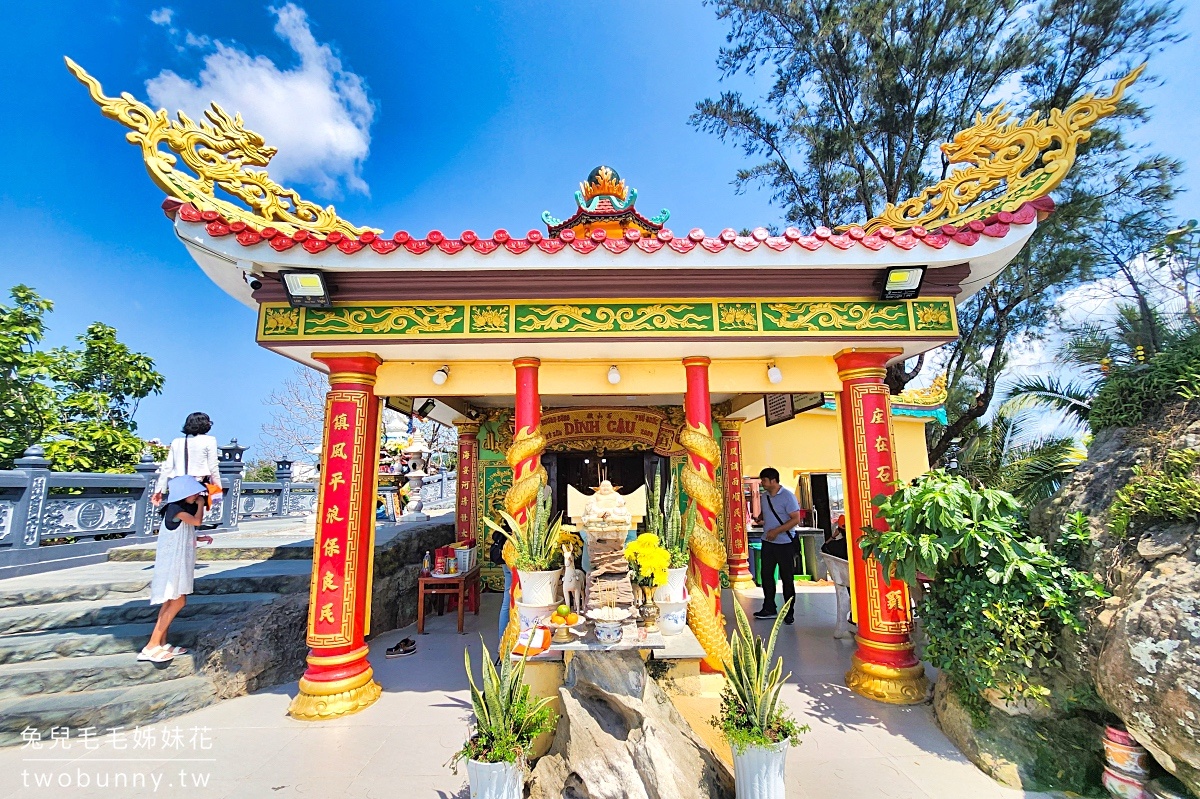 富國島景點》小龍王廟｜舅舅廟 Dinh Cậu Shrine～蓋在岩石上的小廟，保佑漁船平安還有無敵海景 @兔兒毛毛姊妹花