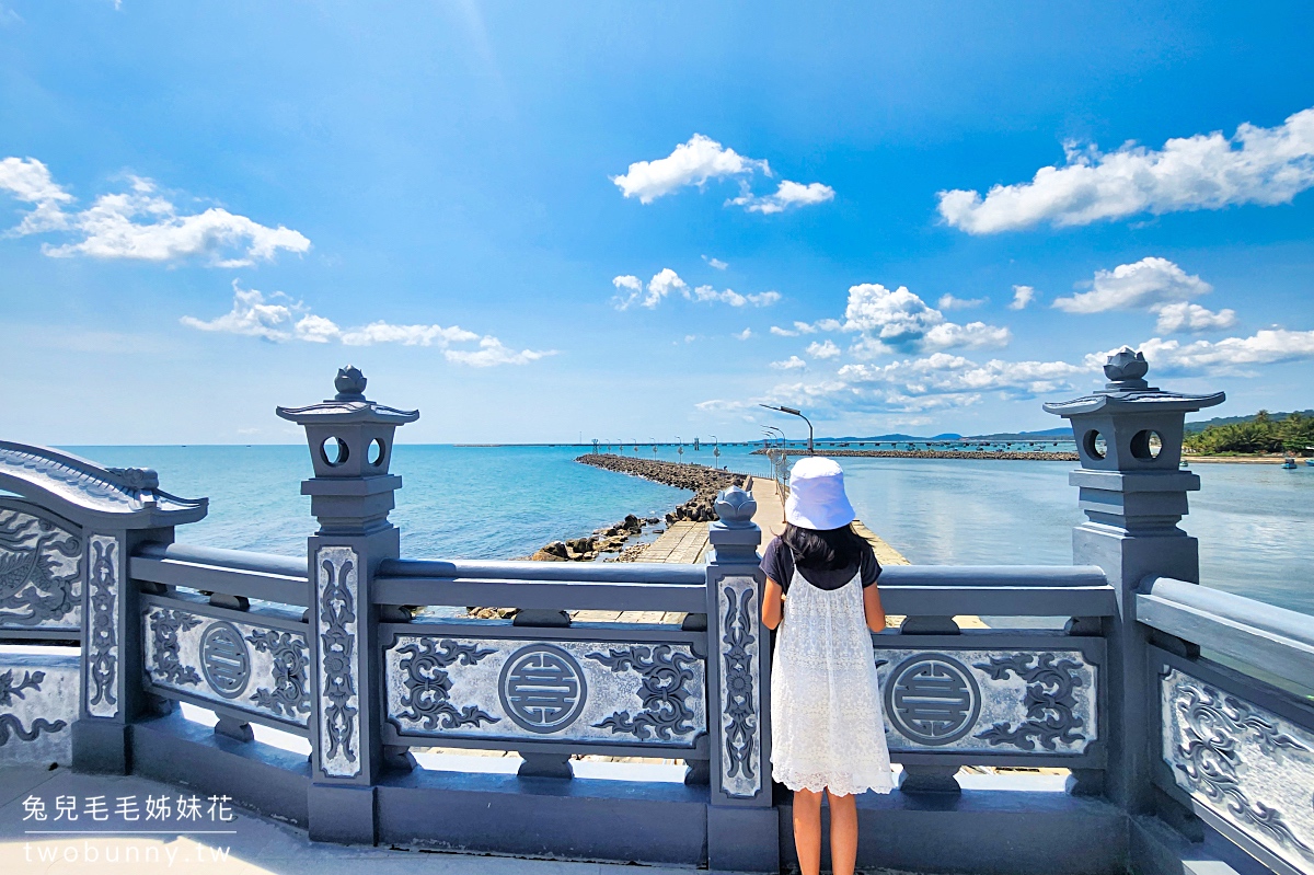 富國島景點》小龍王廟｜舅舅廟 Dinh Cậu Shrine～蓋在岩石上的小廟，保佑漁船平安還有無敵海景 @兔兒毛毛姊妹花