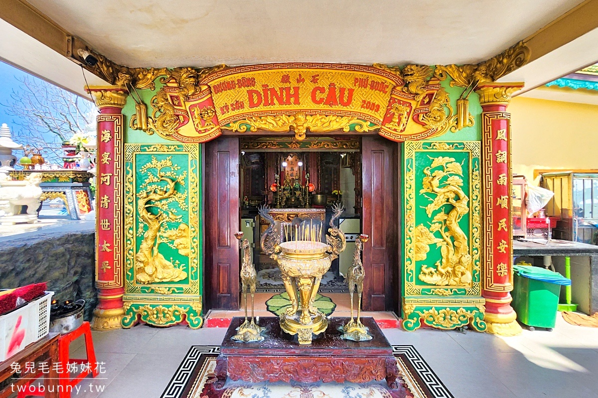 富國島景點》小龍王廟｜舅舅廟 Dinh Cậu Shrine～蓋在岩石上的小廟，保佑漁船平安還有無敵海景 @兔兒毛毛姊妹花