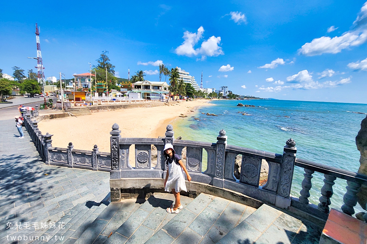 富國島景點》小龍王廟｜舅舅廟 Dinh Cậu Shrine～蓋在岩石上的小廟，保佑漁船平安還有無敵海景 @兔兒毛毛姊妹花