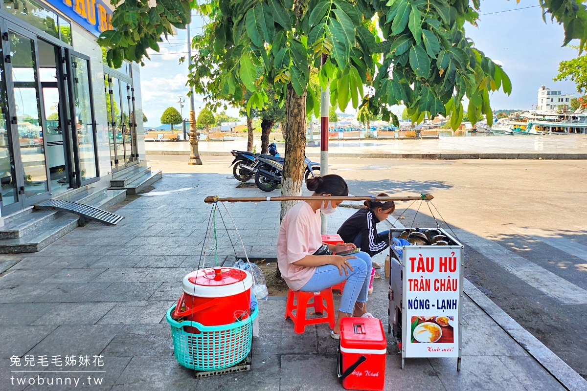 富國島景點》小龍王廟｜舅舅廟 Dinh Cậu Shrine～蓋在岩石上的小廟，保佑漁船平安還有無敵海景 @兔兒毛毛姊妹花