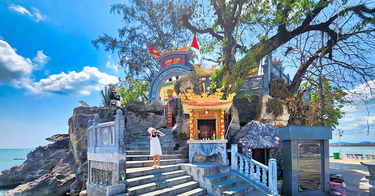 富國島景點》小龍王廟｜舅舅廟 Dinh Cậu Shrine～蓋在岩石上的小廟，保佑漁船平安還有無敵海景 @兔兒毛毛姊妹花