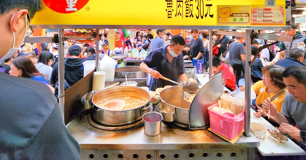 饒河街美食》東發號油飯麵線～土地公廟旁的百年老字號蚵仔麵線 搬家後一樣總是客滿 @兔兒毛毛姊妹花