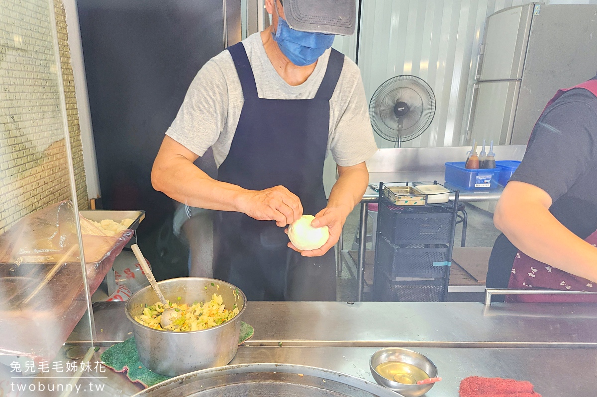 江子翠美食》花蓮光復高麗菜煎餅～外皮薄脆、爆滿甜脆高麗菜餡～板橋隱藏版排隊美食 @兔兒毛毛姊妹花