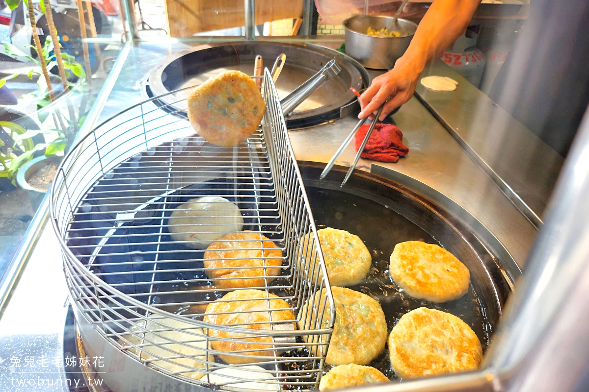 江子翠美食》花蓮光復高麗菜煎餅～外皮薄脆、爆滿甜脆高麗菜餡～板橋隱藏版排隊美食 @兔兒毛毛姊妹花