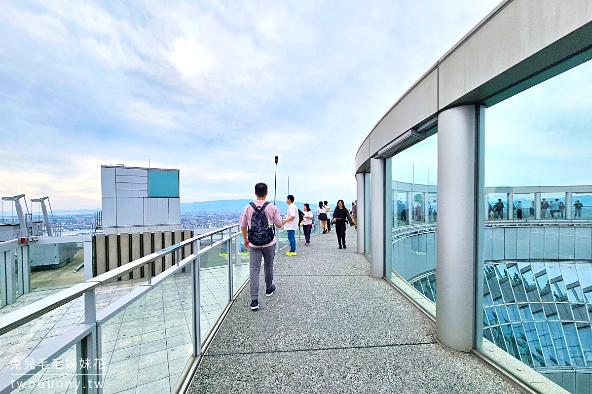 大阪景點【梅田藍天大廈空中庭園展望台】超美高空夜景＆不限時景觀咖啡廳，大阪周遊卡免費景點 @兔兒毛毛姊妹花