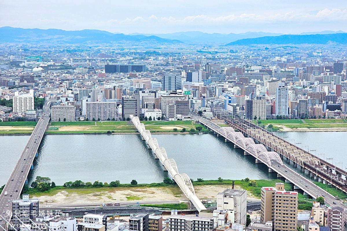 大阪景點【梅田藍天大廈空中庭園展望台】超美高空夜景＆不限時景觀咖啡廳，大阪周遊卡免費景點 @兔兒毛毛姊妹花