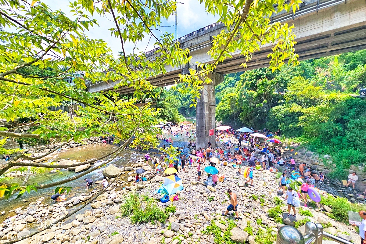 三峽景點》東眼橋親水遊憩區～大豹溪東眼瀑布免費戲水區，免費停車、有救生員的烤肉勝地 @兔兒毛毛姊妹花