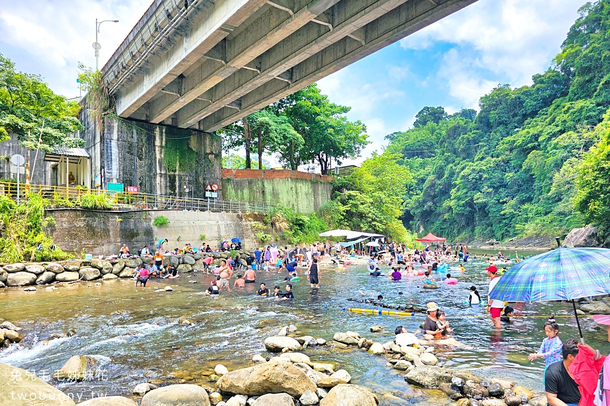 三峽景點》東眼橋親水遊憩區～大豹溪東眼瀑布免費戲水區，免費停車、有救生員的烤肉勝地 @兔兒毛毛姊妹花