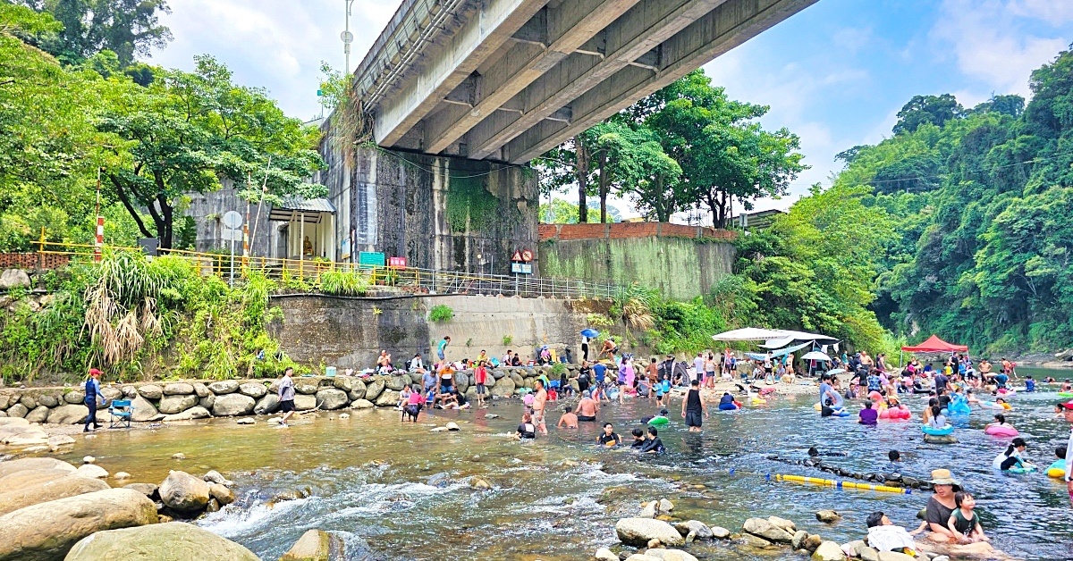 三峽景點》東眼橋親水遊憩區～大豹溪東眼瀑布免費戲水區，免費停車、有救生員的烤肉勝地 @兔兒毛毛姊妹花