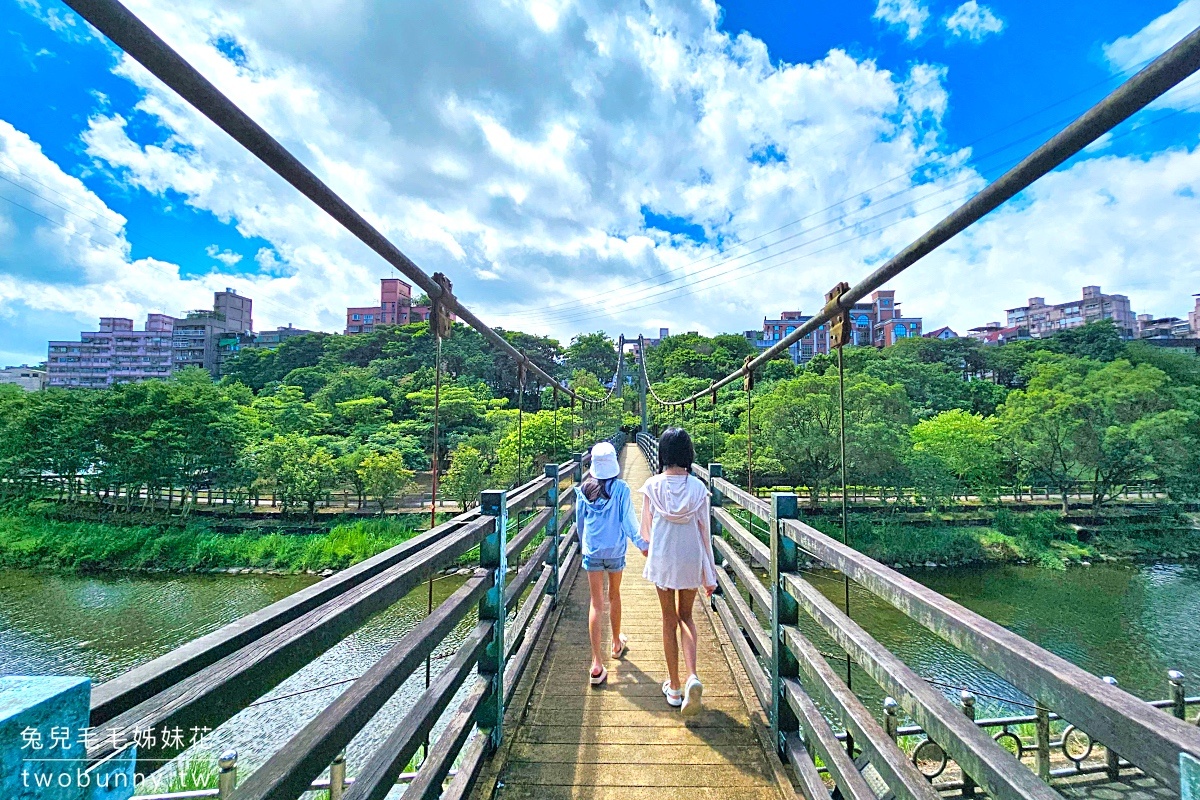 暖暖親水公園｜基隆玩水景點超嗨噴水步道、彩虹水池滑梯，大台北免費戲水好地方 @兔兒毛毛姊妹花