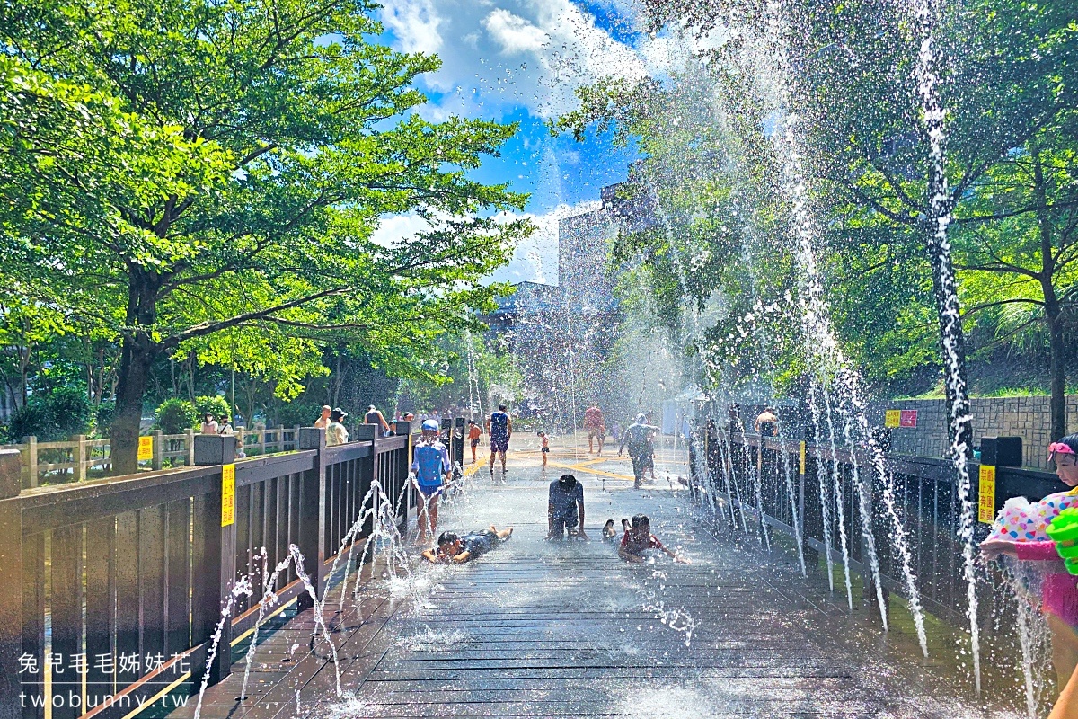 暖暖親水公園｜基隆玩水景點超嗨噴水步道、彩虹水池滑梯，大台北免費戲水好地方 @兔兒毛毛姊妹花