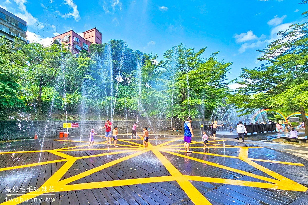 暖暖親水公園｜基隆玩水景點超嗨噴水步道、彩虹水池滑梯，大台北免費戲水好地方 @兔兒毛毛姊妹花