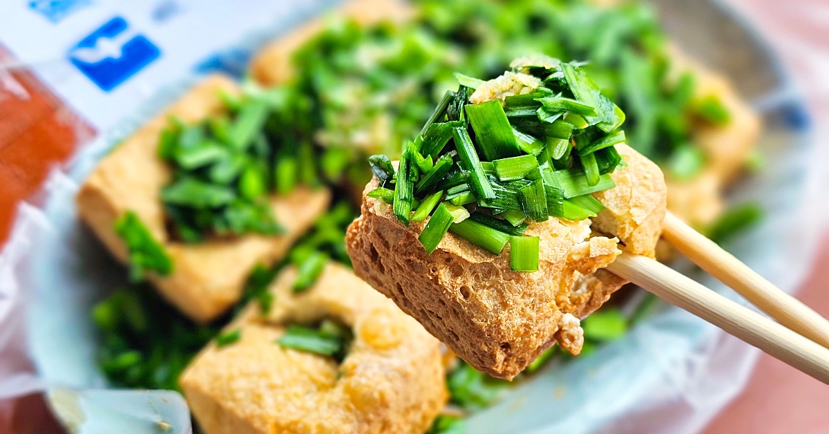 花蓮美食【鳳林停車場臭豆腐】鳳林韭菜臭豆腐酥脆好吃，滿滿韭菜有夠香 @兔兒毛毛姊妹花