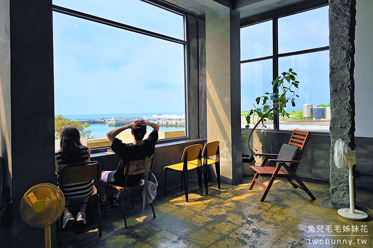 三芝海景咖啡【我們在海邊】淺水灣海景第一排廢墟風格咖啡廳，甜點飲料都優秀 @兔兒毛毛姊妹花