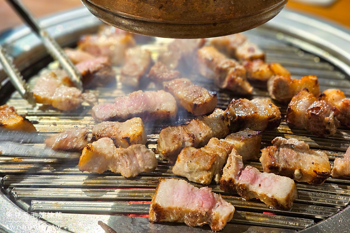 劍南路美食》Meat Love橡木炭火韓國烤肉～小菜吃到飽，桌邊服務專人代烤｜美麗華美食 @兔兒毛毛姊妹花