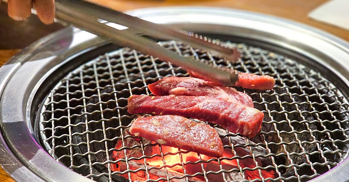 劍南路美食》Meat Love橡木炭火韓國烤肉～小菜吃到飽，桌邊服務專人代烤｜美麗華美食 @兔兒毛毛姊妹花