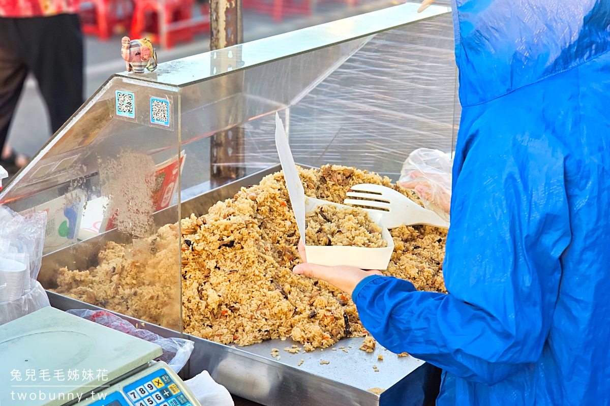 桃園龍潭美食【北港蔡媽媽麻油雞飯】龍潭夜市必吃美食，現炒油飯有夠香，還沒開攤就排隊 @兔兒毛毛姊妹花