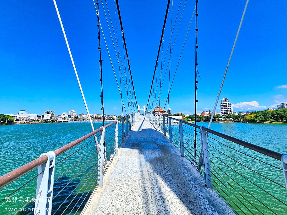 龍潭大池｜桃園免費景點走吊橋、踩天鵝船，還有兒童遊戲場、兒童戲水區可以遛小孩 @兔兒毛毛姊妹花