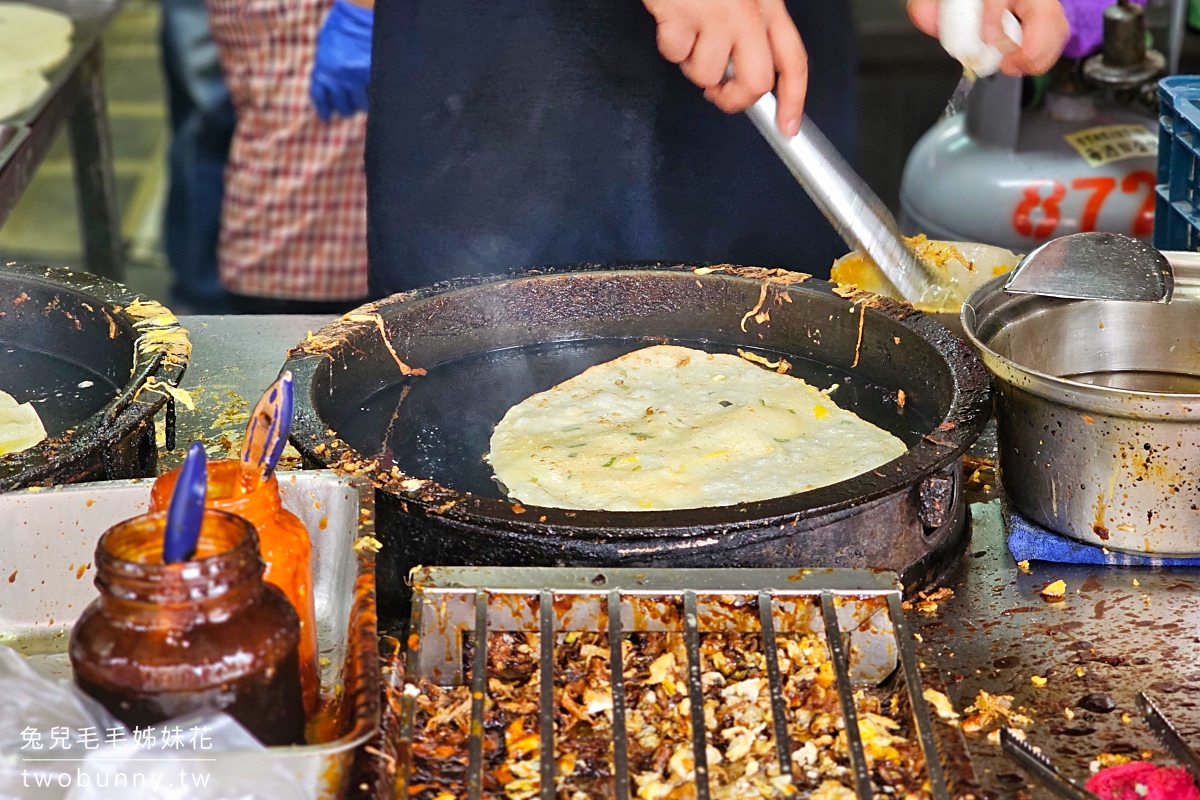 三義美食【銅鑼蛋餅煎包三義店】銅板價古早味早餐～排隊也要吃方型蛋餅、高麗菜煎包 @兔兒毛毛姊妹花