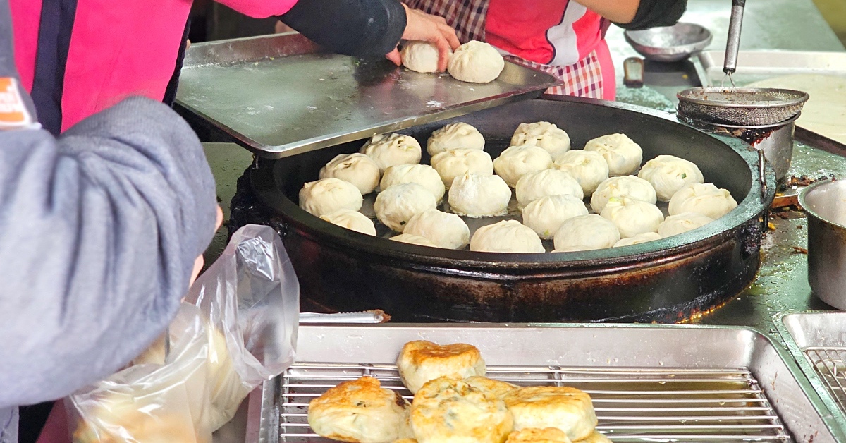 三義美食【銅鑼蛋餅煎包三義店】銅板價古早味早餐～排隊也要吃方型蛋餅、高麗菜煎包 @兔兒毛毛姊妹花