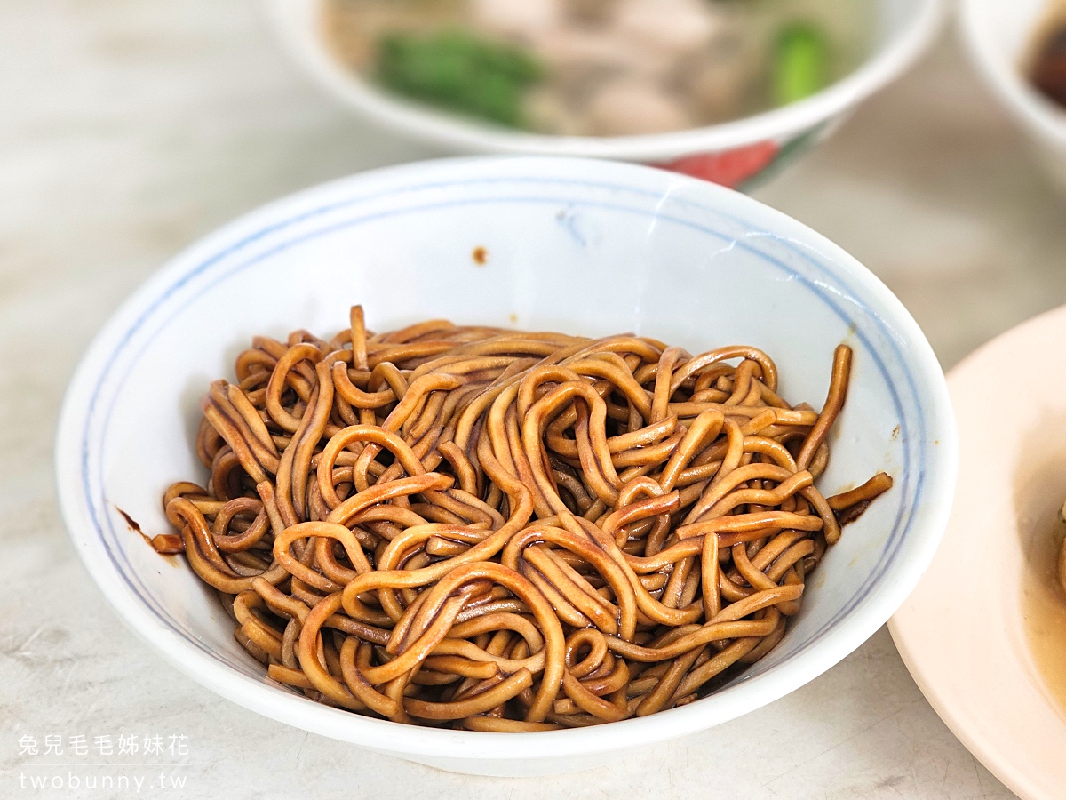 沙巴美食【金沙園生肉麵】亞庇加雅街必吃老字號豬雜湯，配個乾撈麵、三酸汁超滿足 @兔兒毛毛姊妹花