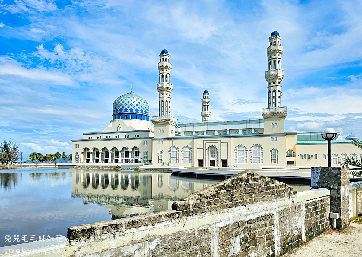 沙巴景點【水上清真寺 City Mosque】亞庇必訪最夢幻水上伊斯蘭教堂，夕陽倒影美炸 @兔兒毛毛姊妹花