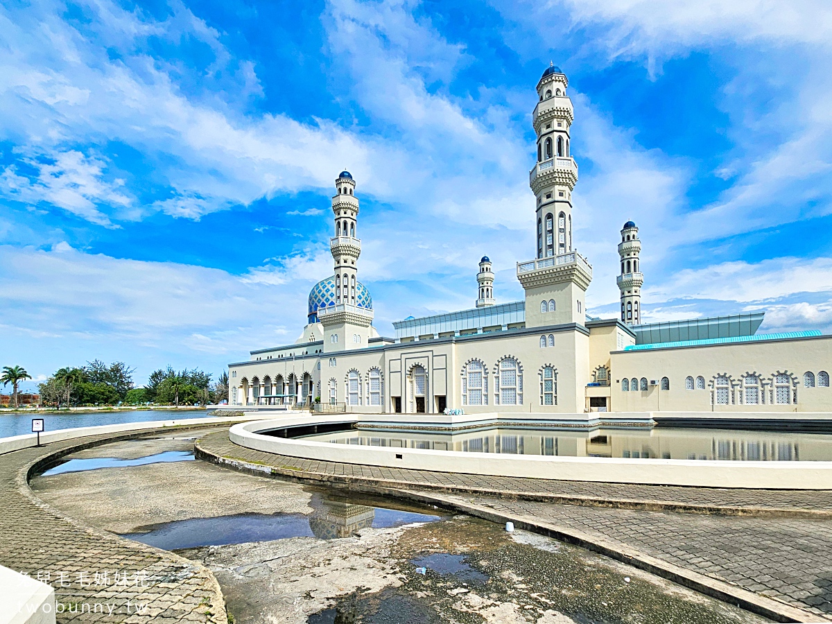 沙巴景點【水上清真寺 City Mosque】亞庇必訪最夢幻水上伊斯蘭教堂，夕陽倒影美炸 @兔兒毛毛姊妹花