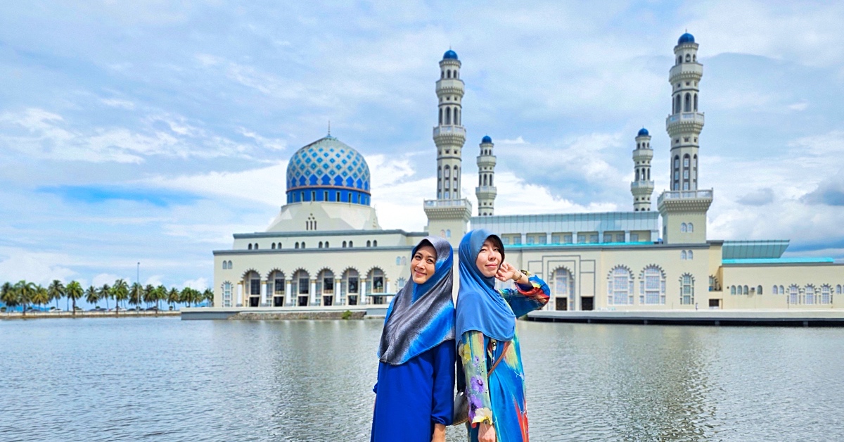 沙巴景點【水上清真寺 City Mosque】亞庇必訪最夢幻水上伊斯蘭教堂，夕陽倒影美炸 @兔兒毛毛姊妹花