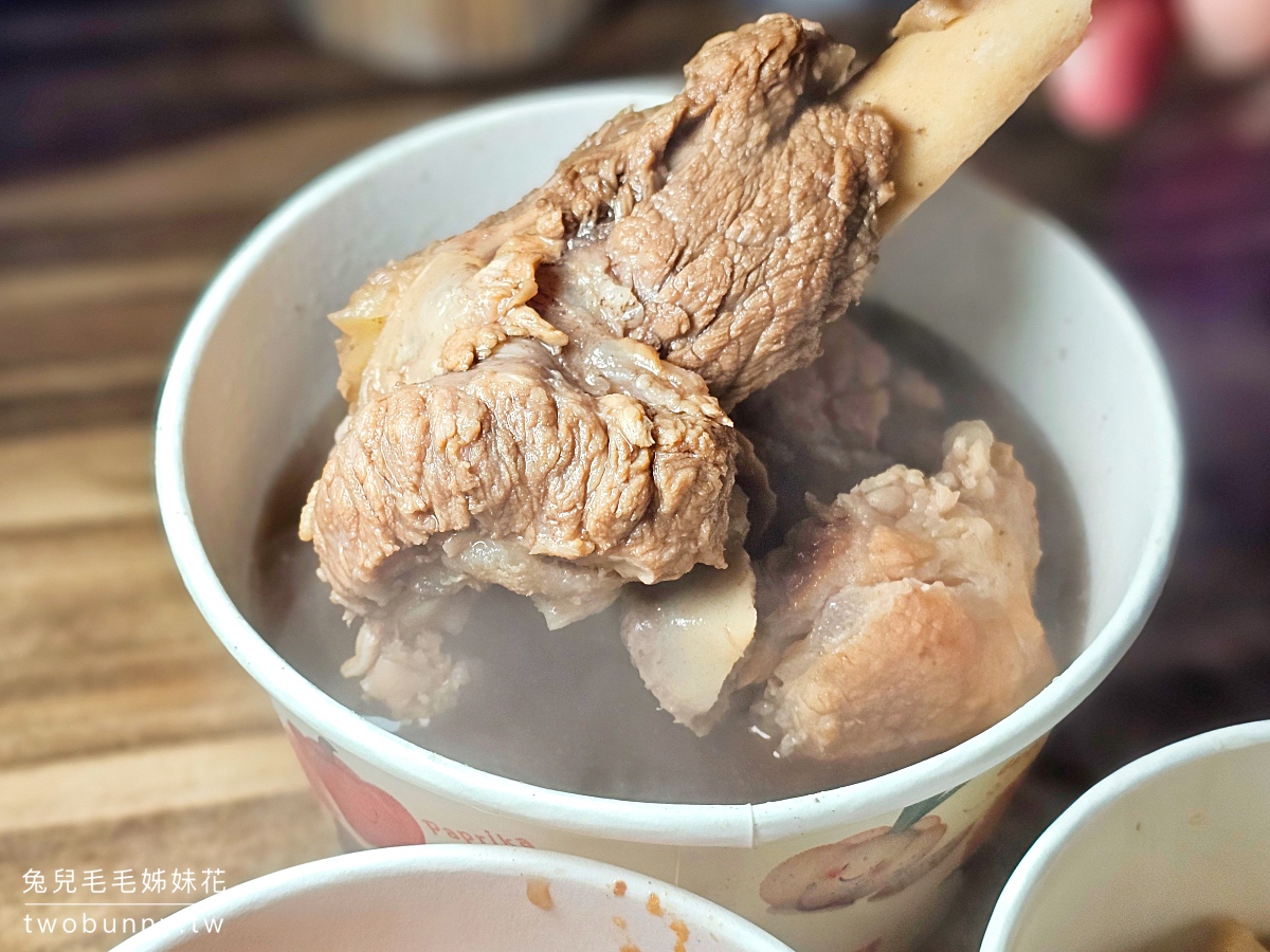 蔘源藥頭排骨｜延三夜市藥燉排骨肉多湯清甜，大家都為了台北最強黑金滷肉飯而來 @兔兒毛毛姊妹花