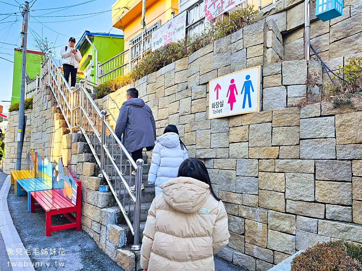 釜山景點【甘川洞文化村】有韓國五漁村之稱的小王子彩繪村，海景繽紛小屋好逛又好拍 @兔兒毛毛姊妹花