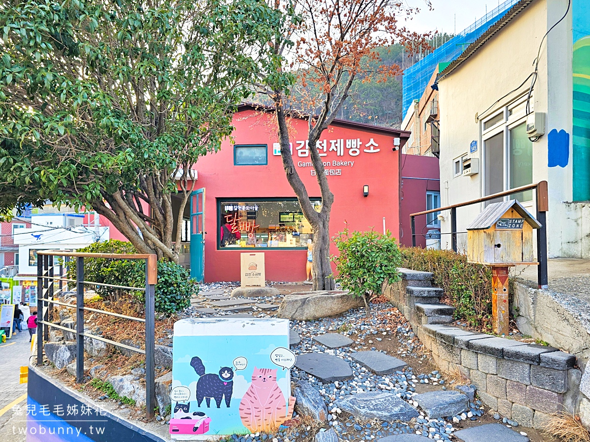 釜山景點【甘川洞文化村】有韓國五漁村之稱的小王子彩繪村，海景繽紛小屋好逛又好拍 @兔兒毛毛姊妹花