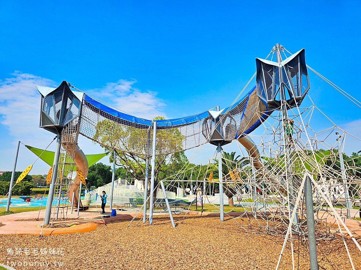 新生公園地球旅行遊戲場｜台北特色公園高難度攀爬雙塔溜滑梯，玩設施還能看飛機 @兔兒毛毛姊妹花