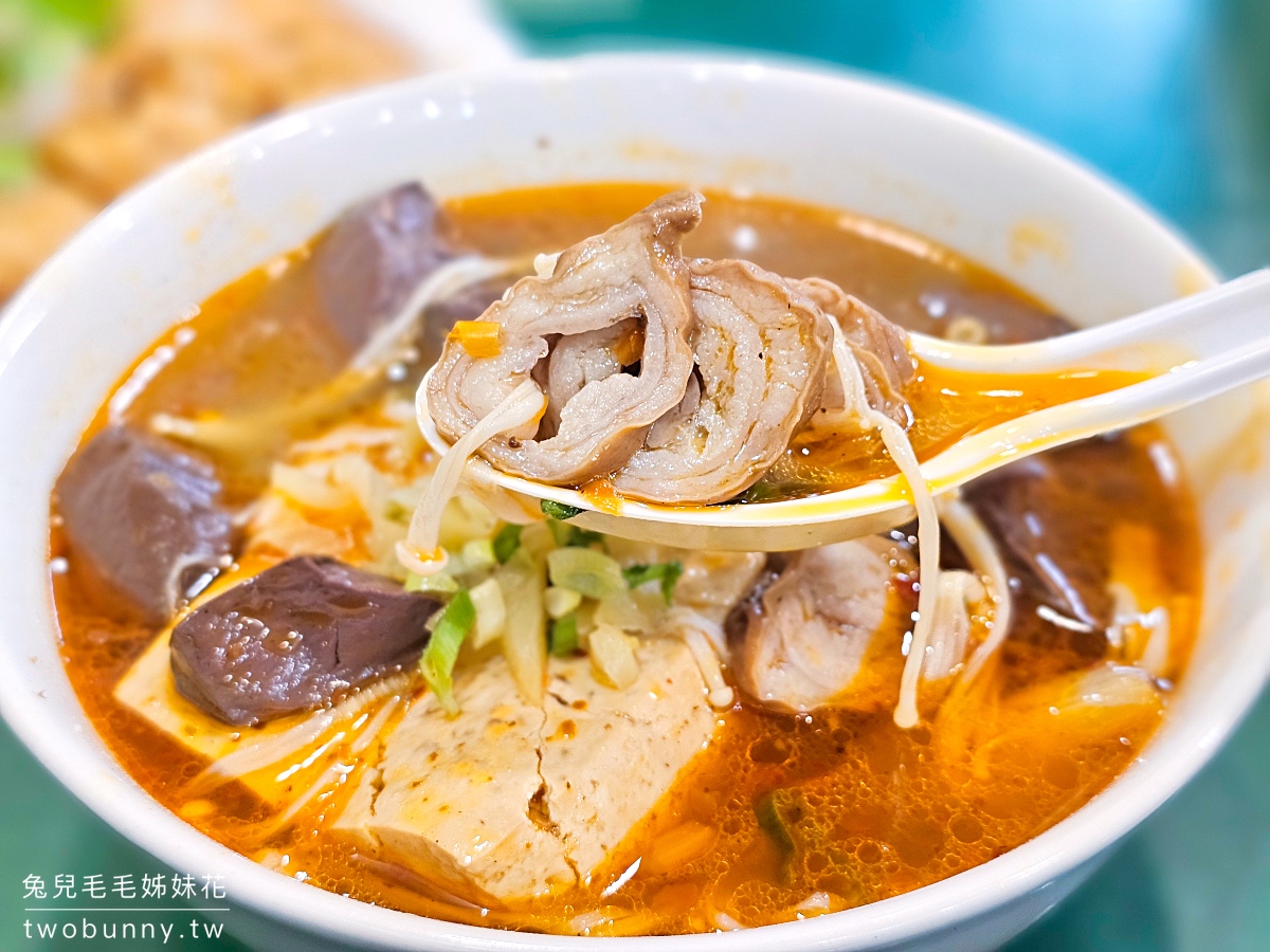 雅口天香臭豆腐｜通化夜市米其林必比登推薦美食，酥炸臭豆腐、麻辣鴨血豆腐通通有 @兔兒毛毛姊妹花