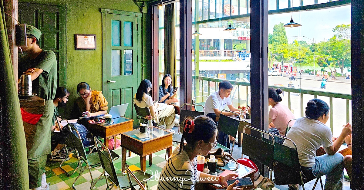 Cộng Càphê 越共咖啡｜越南必訪連鎖咖啡店，坐折疊軍用椅喝椰子咖啡才對味 @兔兒毛毛姊妹花