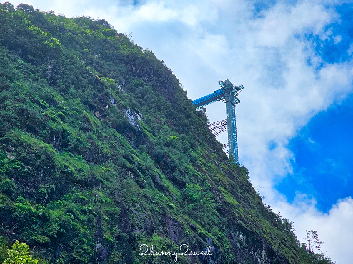 北越沙壩最新景點「龍雲玻璃天空步道」海拔2200米高山上的548公尺玻璃橋太壯觀 @兔兒毛毛姊妹花