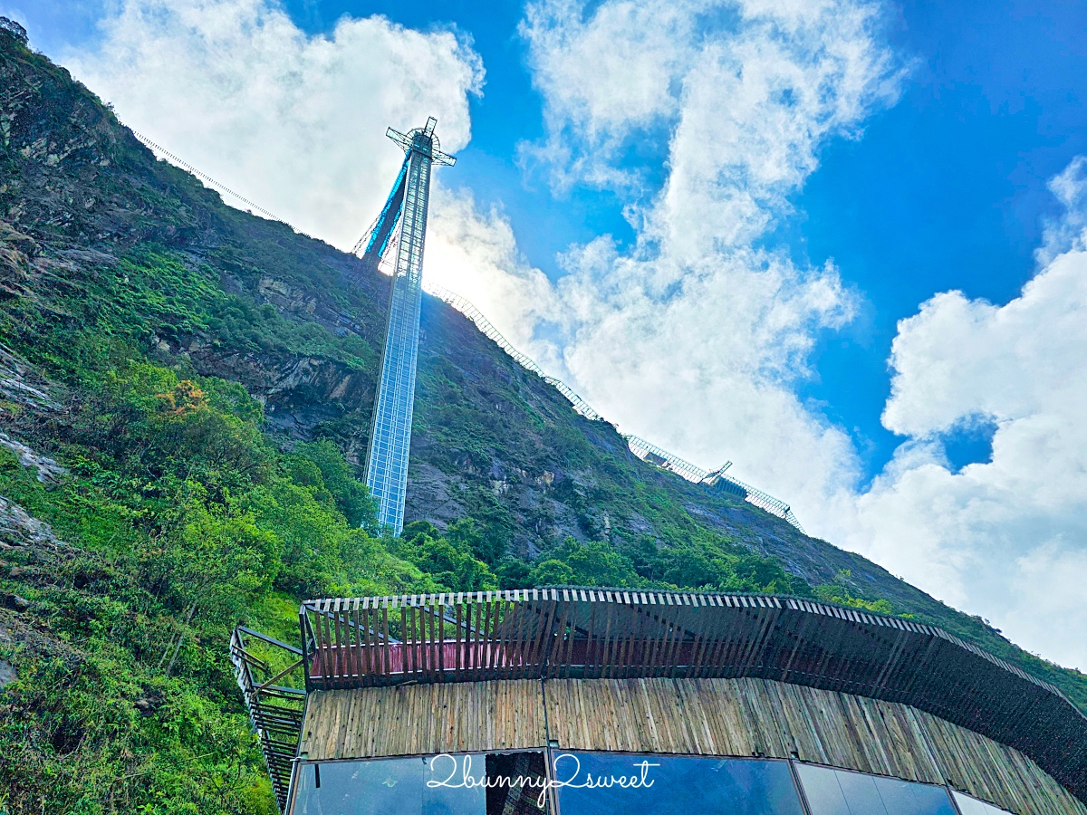 北越沙壩最新景點「龍雲玻璃天空步道」海拔2200米高山上的548公尺玻璃橋太壯觀 @兔兒毛毛姊妹花