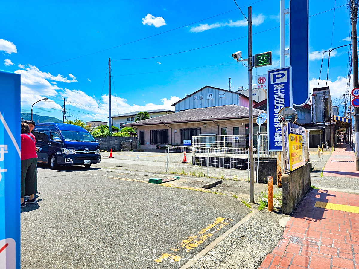 富士吉田本町商店街｜IG必拍超人氣打卡點～富士山背景復古街道、金鳥居｜交通停車資訊 @兔兒毛毛姊妹花