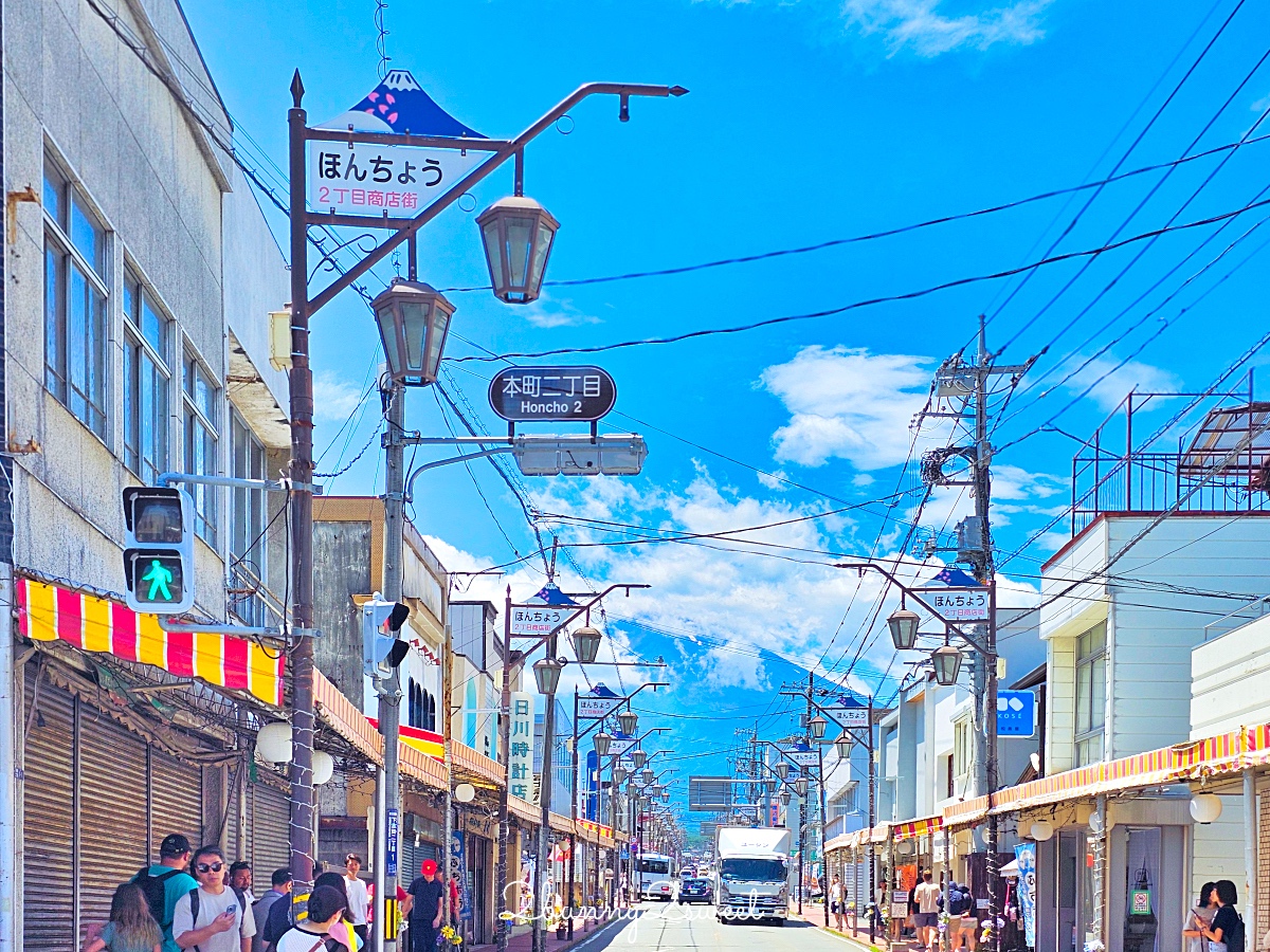 富士吉田本町商店街｜IG必拍超人氣打卡點～富士山背景復古街道、金鳥居｜交通停車資訊 @兔兒毛毛姊妹花