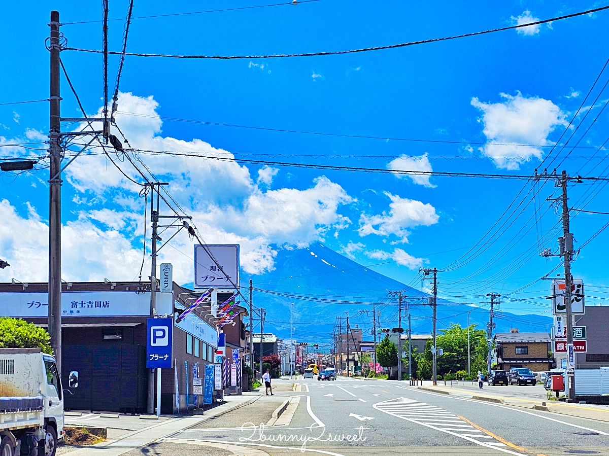 富士吉田本町商店街｜IG必拍超人氣打卡點～富士山背景復古街道、金鳥居｜交通停車資訊 @兔兒毛毛姊妹花