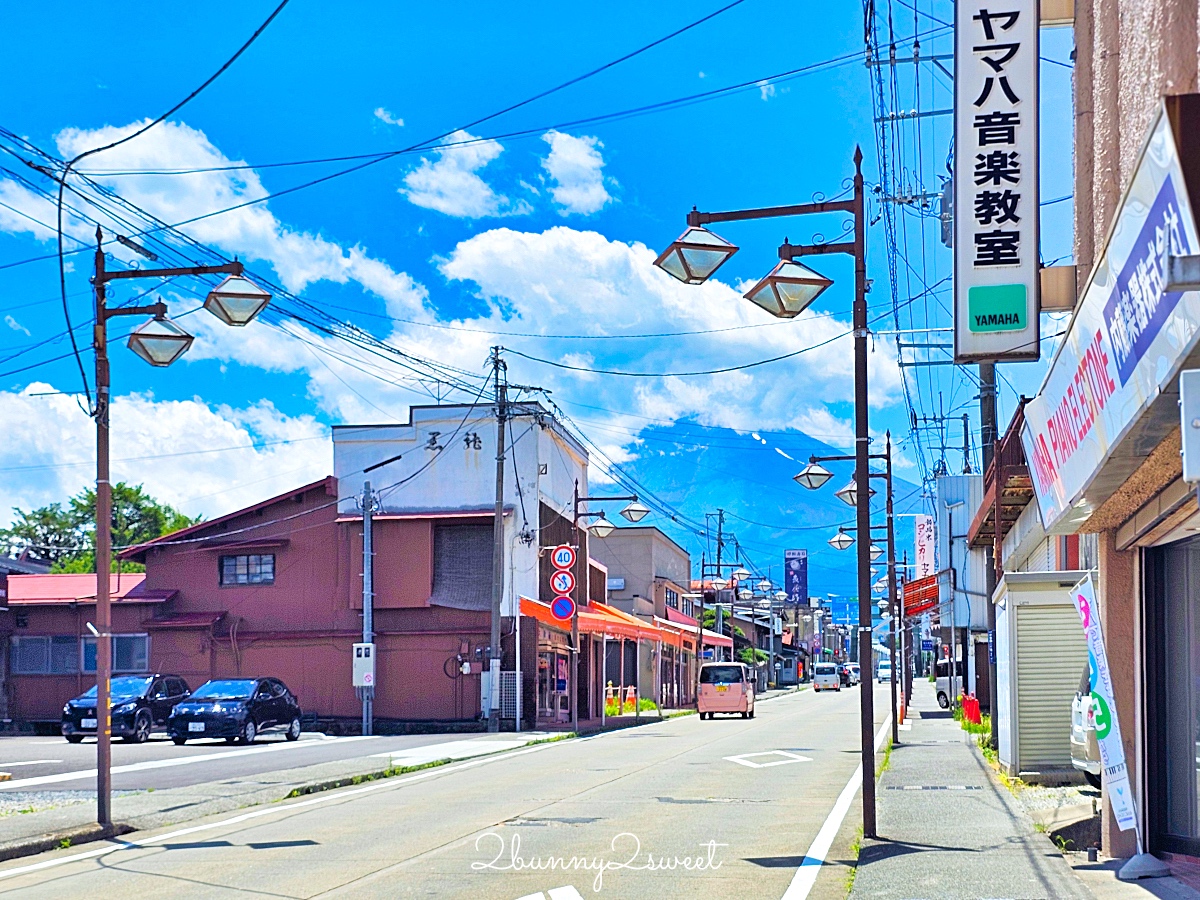 富士吉田本町商店街｜IG必拍超人氣打卡點～富士山背景復古街道、金鳥居｜交通停車資訊 @兔兒毛毛姊妹花