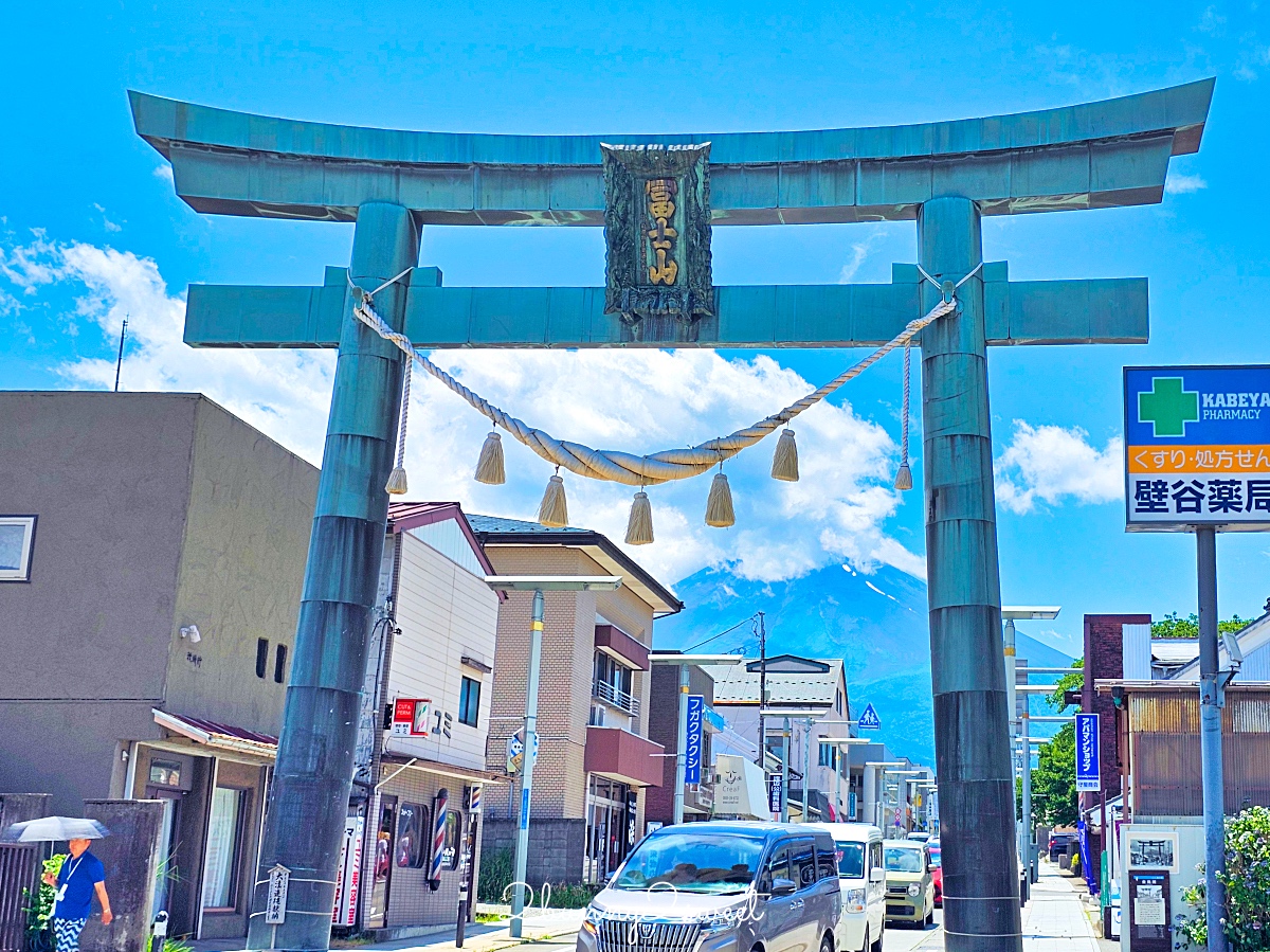 富士吉田本町商店街｜IG必拍超人氣打卡點～富士山背景復古街道、金鳥居｜交通停車資訊 @兔兒毛毛姊妹花