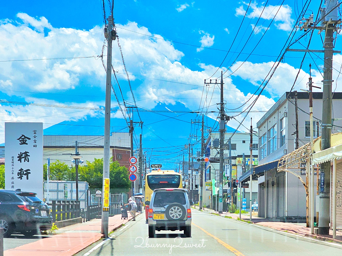 富士吉田本町商店街｜IG必拍超人氣打卡點～富士山背景復古街道、金鳥居｜交通停車資訊 @兔兒毛毛姊妹花