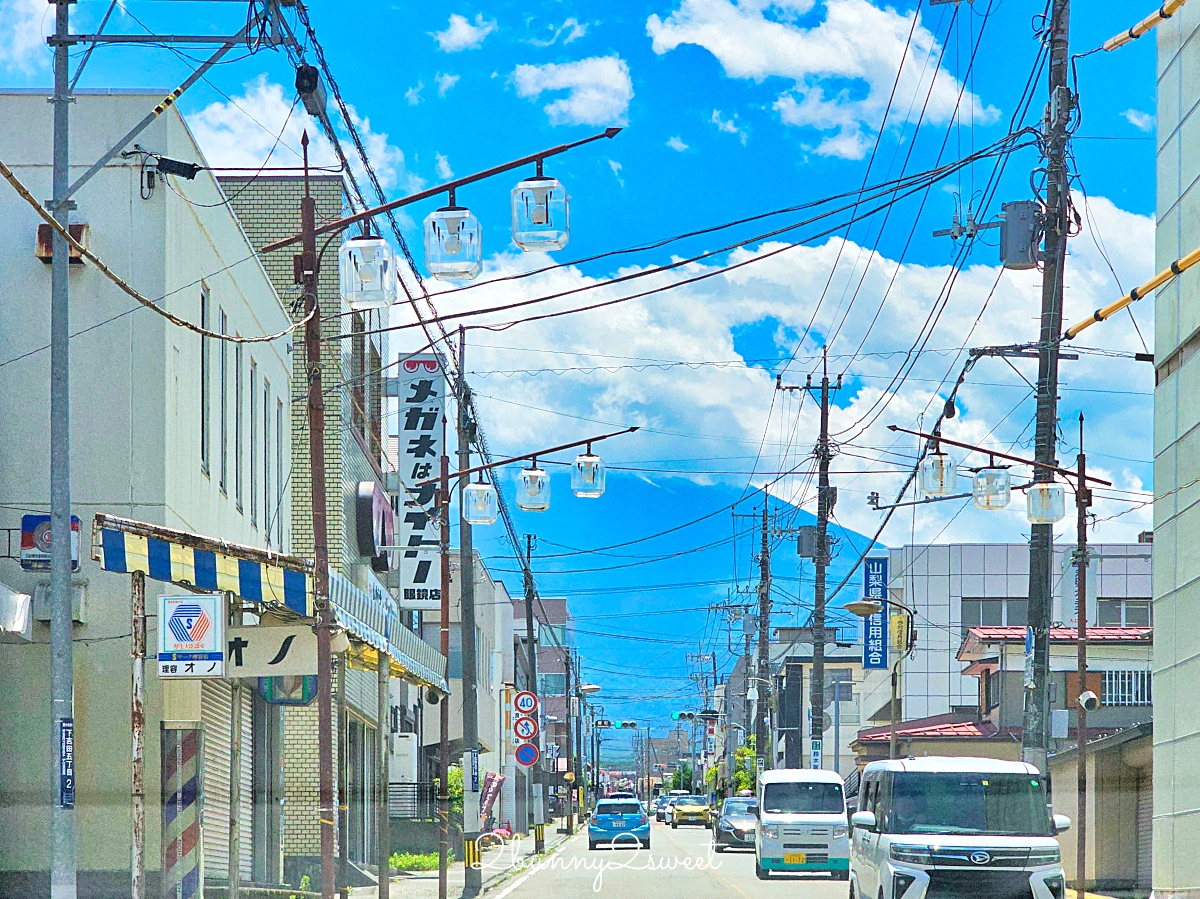 富士吉田本町商店街｜IG必拍超人氣打卡點～富士山背景復古街道、金鳥居｜交通停車資訊 @兔兒毛毛姊妹花