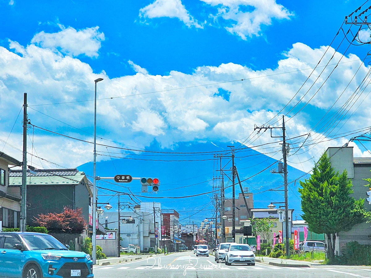 富士吉田本町商店街｜IG必拍超人氣打卡點～富士山背景復古街道、金鳥居｜交通停車資訊 @兔兒毛毛姊妹花