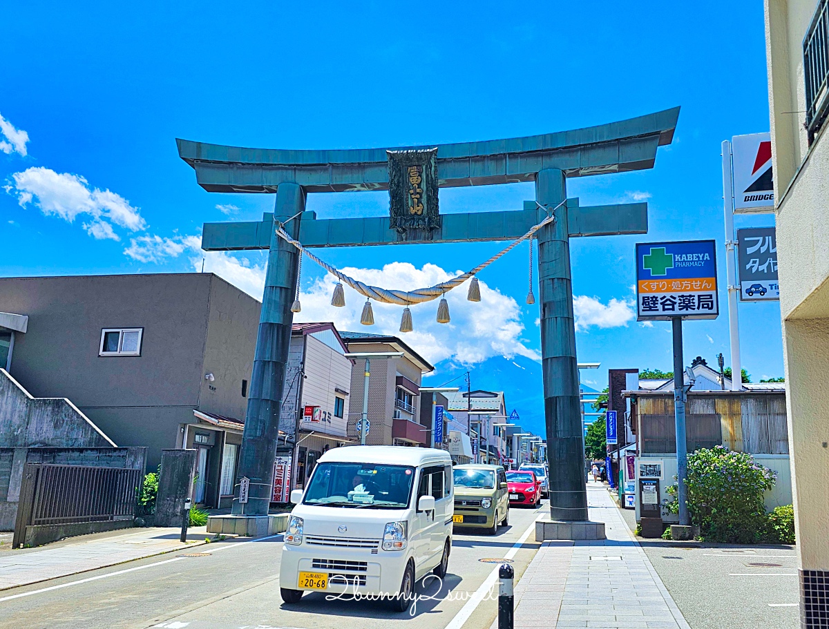 富士吉田本町商店街｜IG必拍超人氣打卡點～富士山背景復古街道、金鳥居｜交通停車資訊 @兔兒毛毛姊妹花