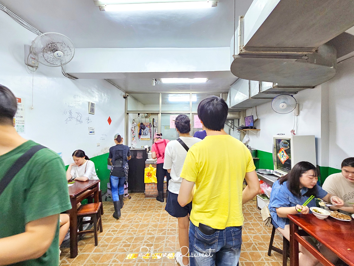 基隆美食「天天鮮排骨飯」孝三路藏身小巷的超人氣排隊排骨蝦仁飯，油香四溢超誘人 @兔兒毛毛姊妹花