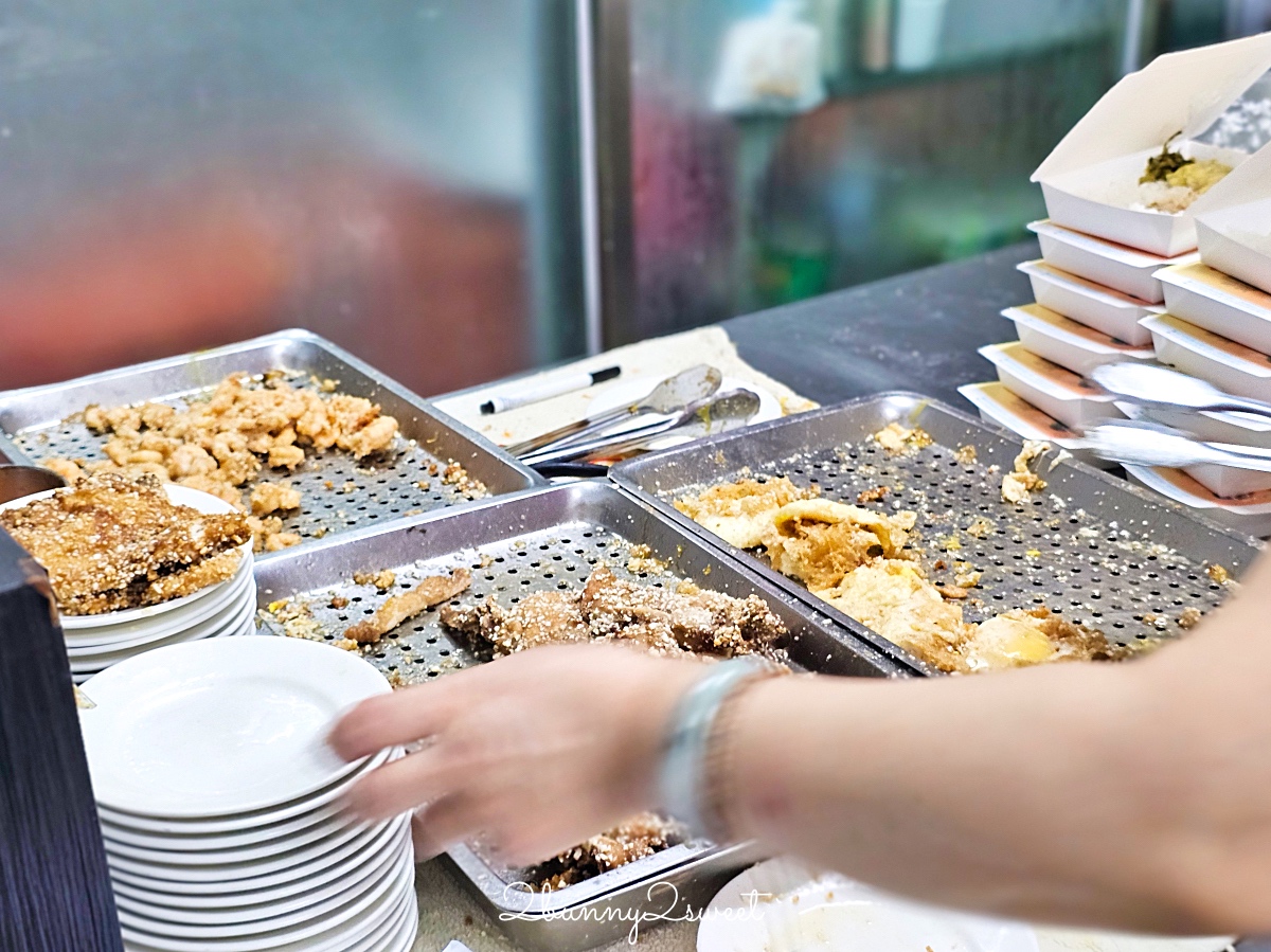 基隆美食「天天鮮排骨飯」孝三路藏身小巷的超人氣排隊排骨蝦仁飯，油香四溢超誘人 @兔兒毛毛姊妹花