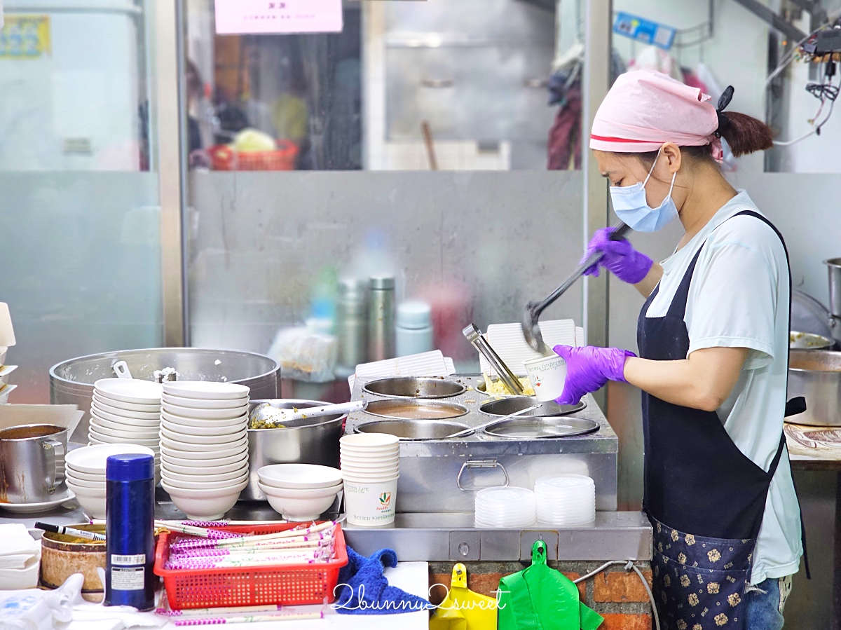 基隆美食「天天鮮排骨飯」孝三路藏身小巷的超人氣排隊排骨蝦仁飯，油香四溢超誘人 @兔兒毛毛姊妹花