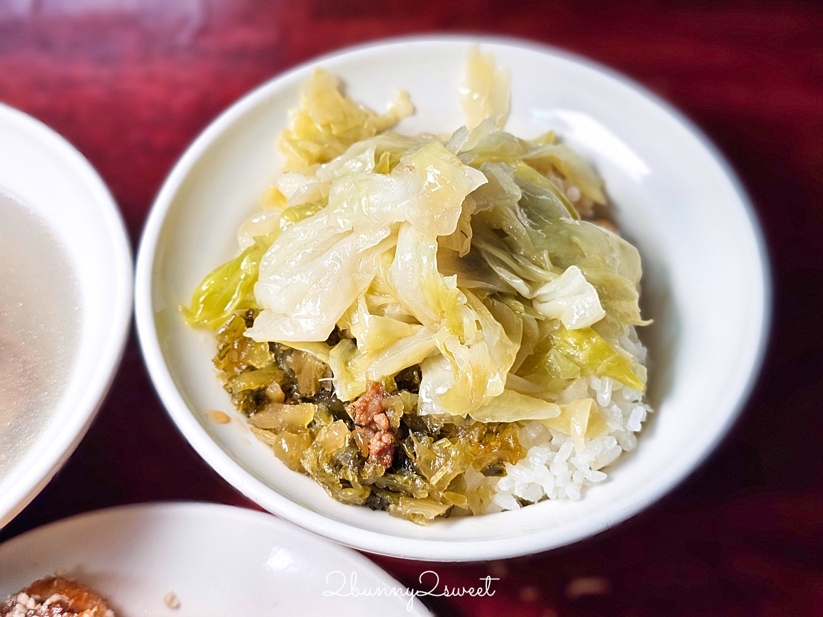 基隆美食「天天鮮排骨飯」孝三路藏身小巷的超人氣排隊排骨蝦仁飯，油香四溢超誘人 @兔兒毛毛姊妹花